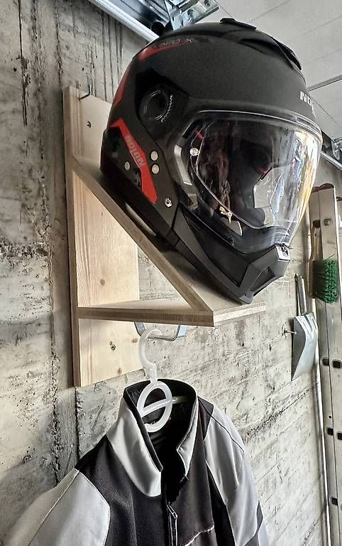 Sonstige Dekorationen & Accessoires: Support mural pour équipement moto – Gebraucht aus Rossens FR von Hondaxx64 3