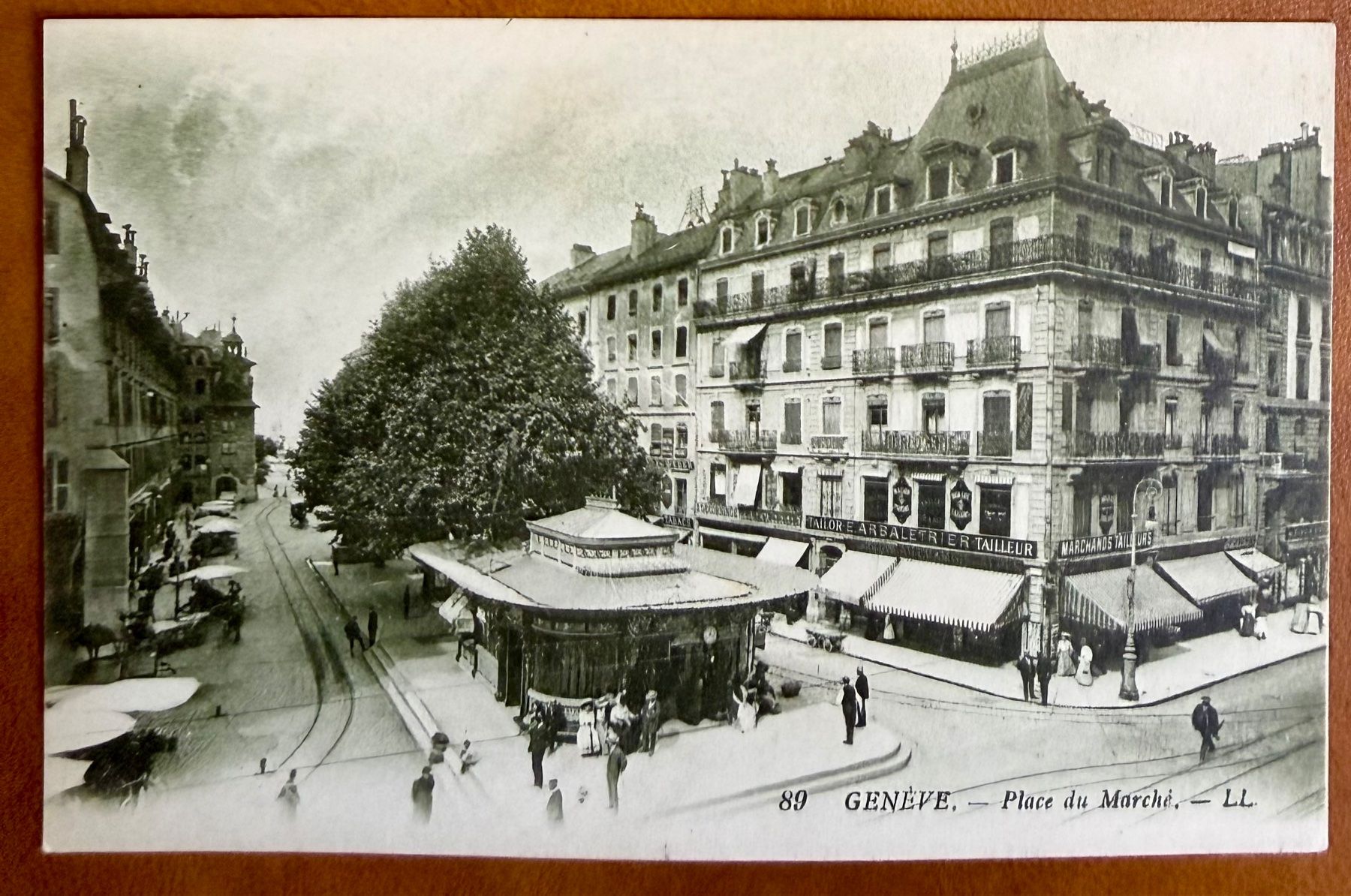 Cartes postales: Genève - Animation à la place du Marché – D'occasion à Lutry par Ediego