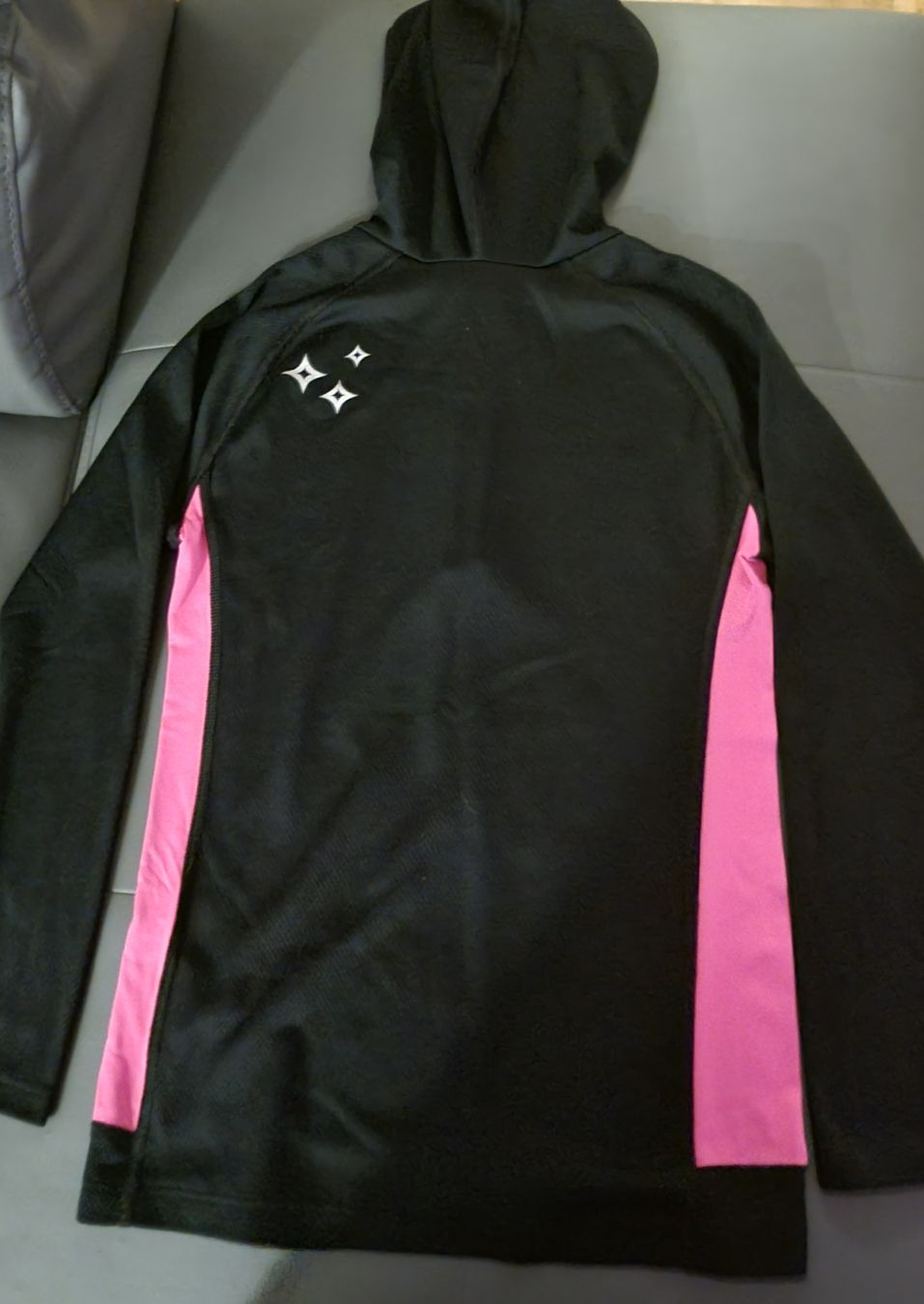 Pullover & Sweatshirts: Sportlicher Kapuzenpullover, Gr. 152, schwarz/pink – Gebraucht aus Langnau am Albis von bro_lh5f 2