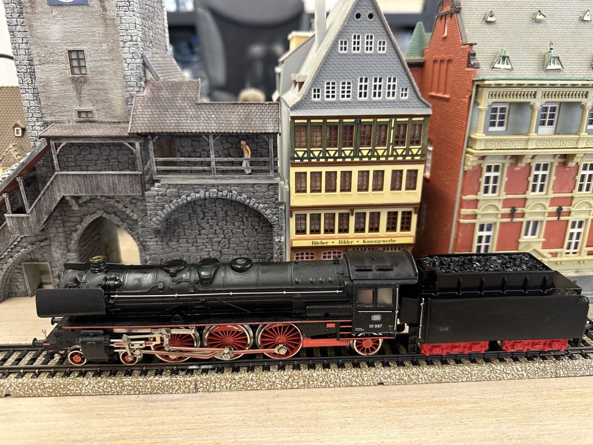 Märklin Modellini di ferrovie: Märklin 3026 DB BR 01 mit Rauchgenerator – Usato da Lupsingen venduto da New-Haven 1