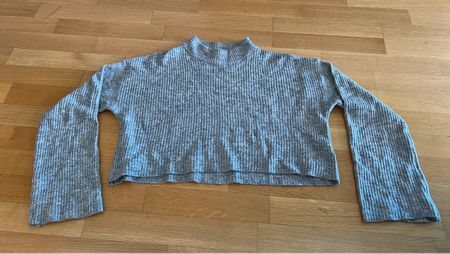 Grauer Strickpullover mit Trompetenärmeln, Grösse S