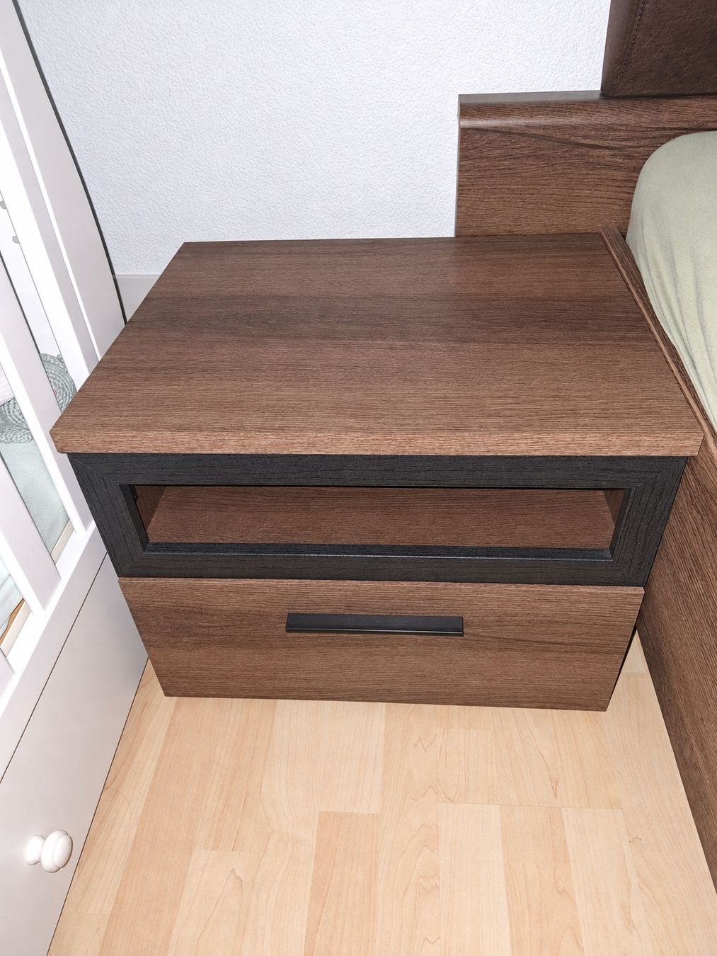 Betten: Bett mit Nachtkästchen – Gebraucht aus Wolfhausen von ale_zqs7 1