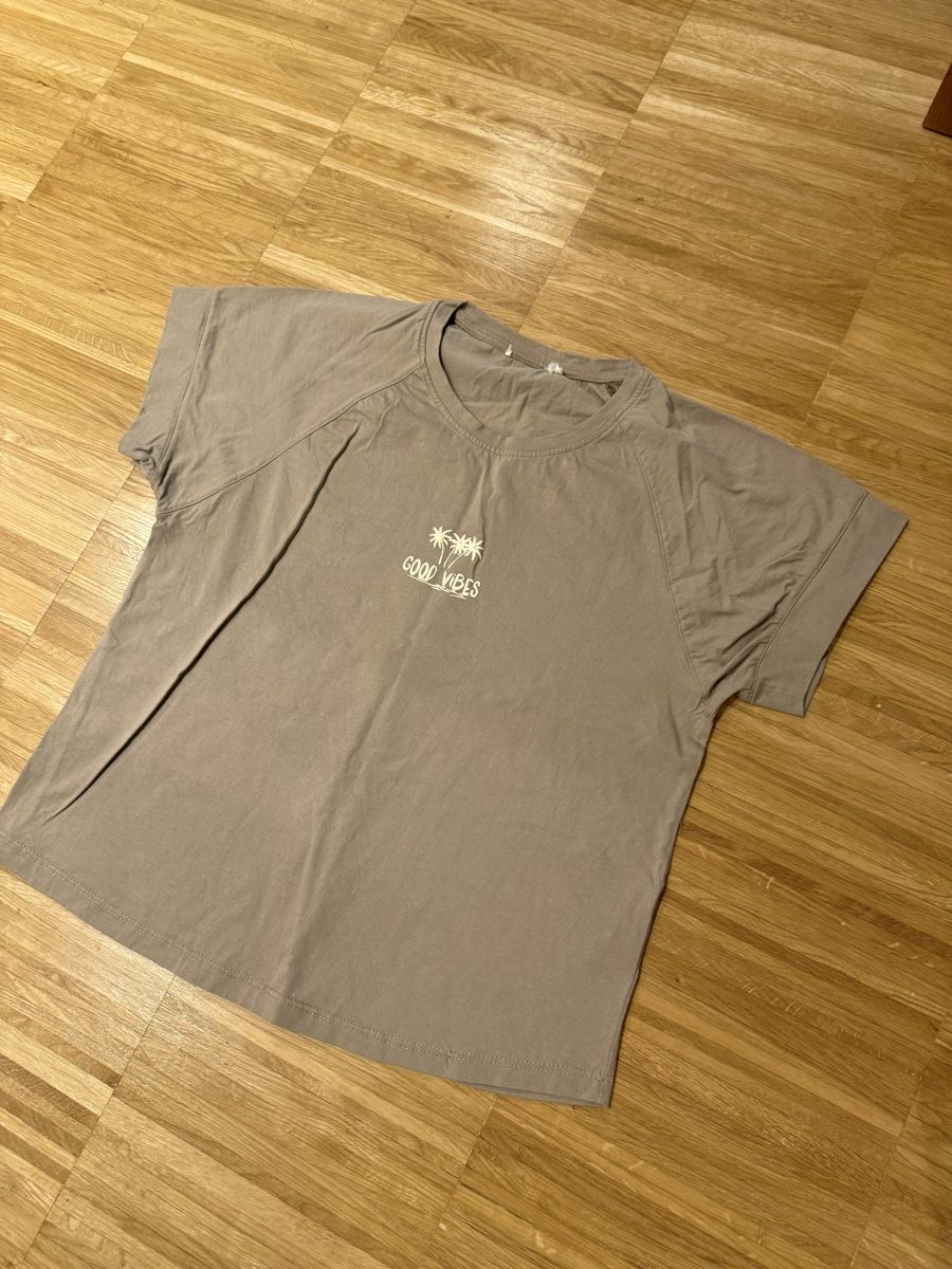 T-shirt: Light brown T-shirt – Nuovo (secondo la descrizione) da Adliswil venduto da Marjin
