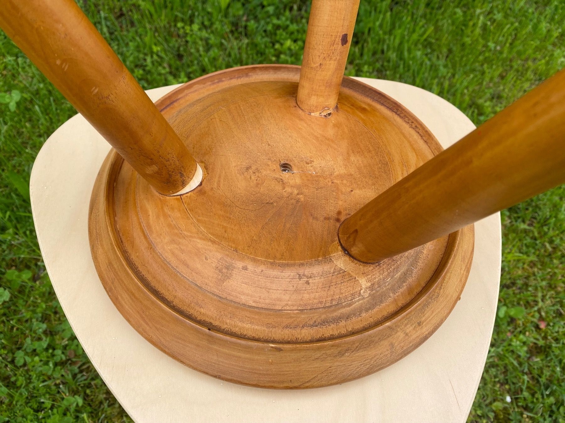 Sgabelli: schöner alter Dreibeinhocker / Bauernhocker – Usato da Feldbach venduto da Olive1 8