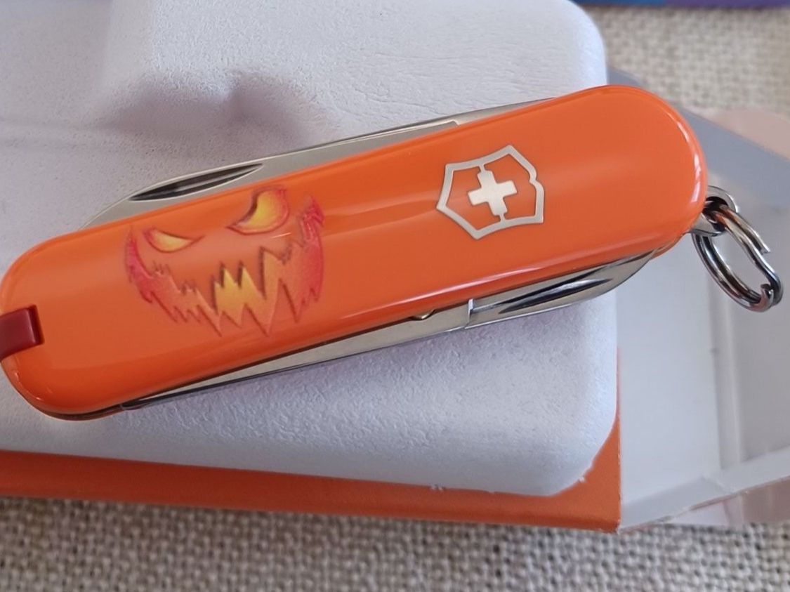 Victorinox Taschenmesser: Victorinox Classic SD Happy Halloween – Neu und originalverpackt aus Balgach von VicAlox