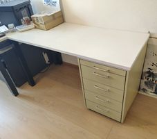 Schreibtisch mit Schubladen, massiv, 140cm lang