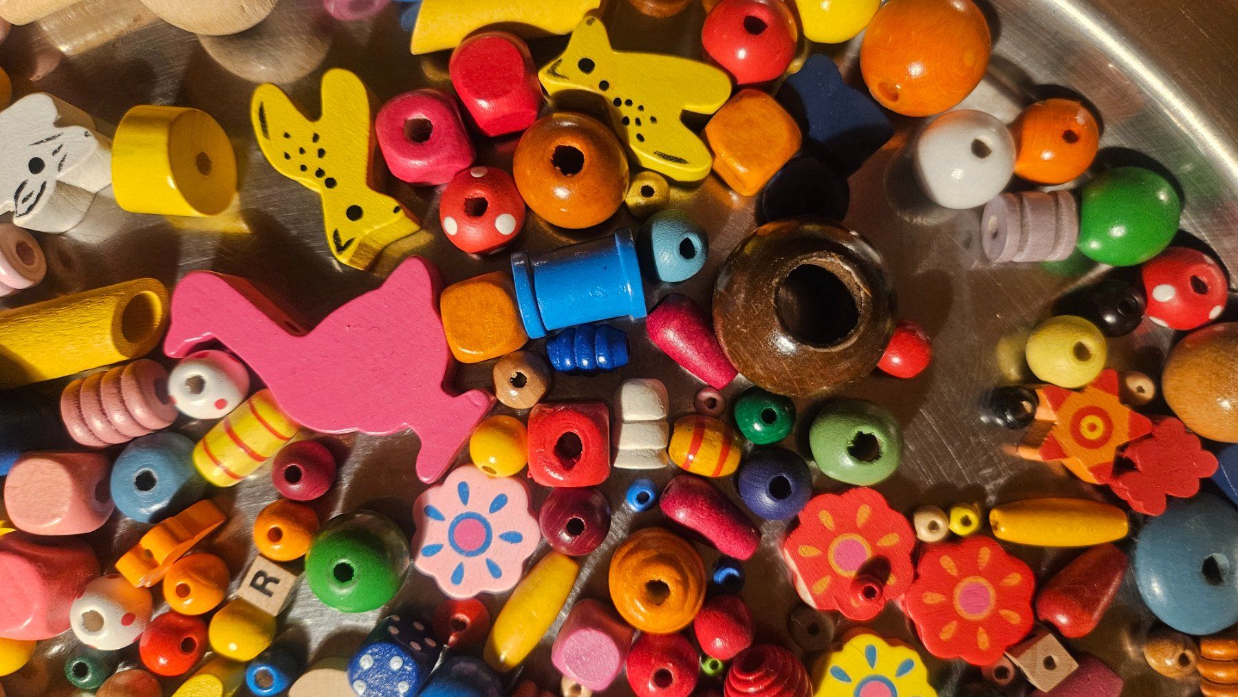 Perlen (unechte): Viele bunte Holzperlen – Gebraucht aus Wetzikon von SIRIOLIT 2