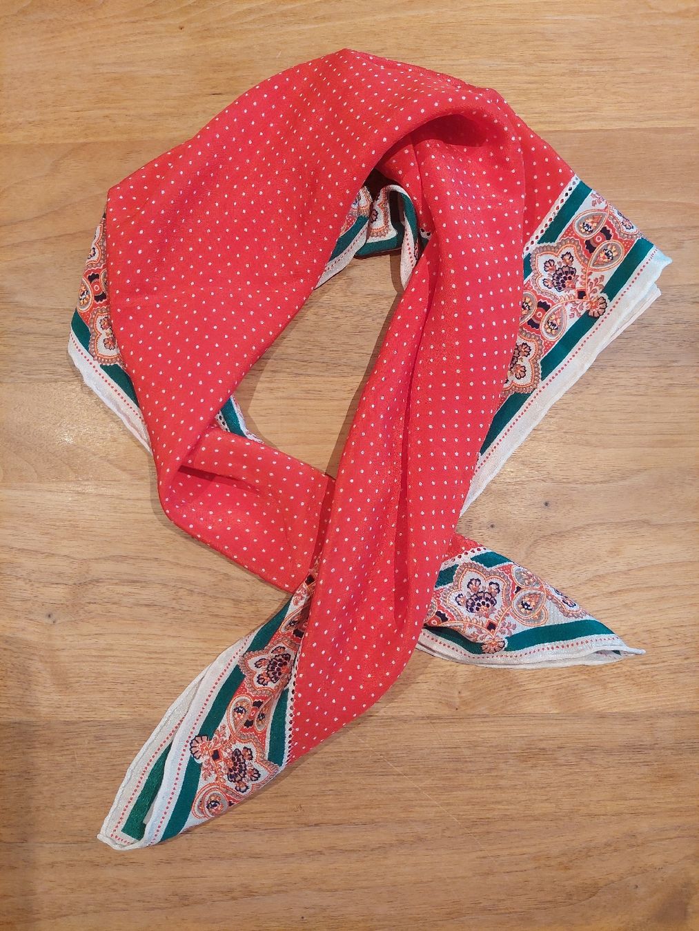 Foulard & Sciarpe: Seidentuch mit besonderem Lochmuster – Usato da Brunnen venduto da Livianda 4