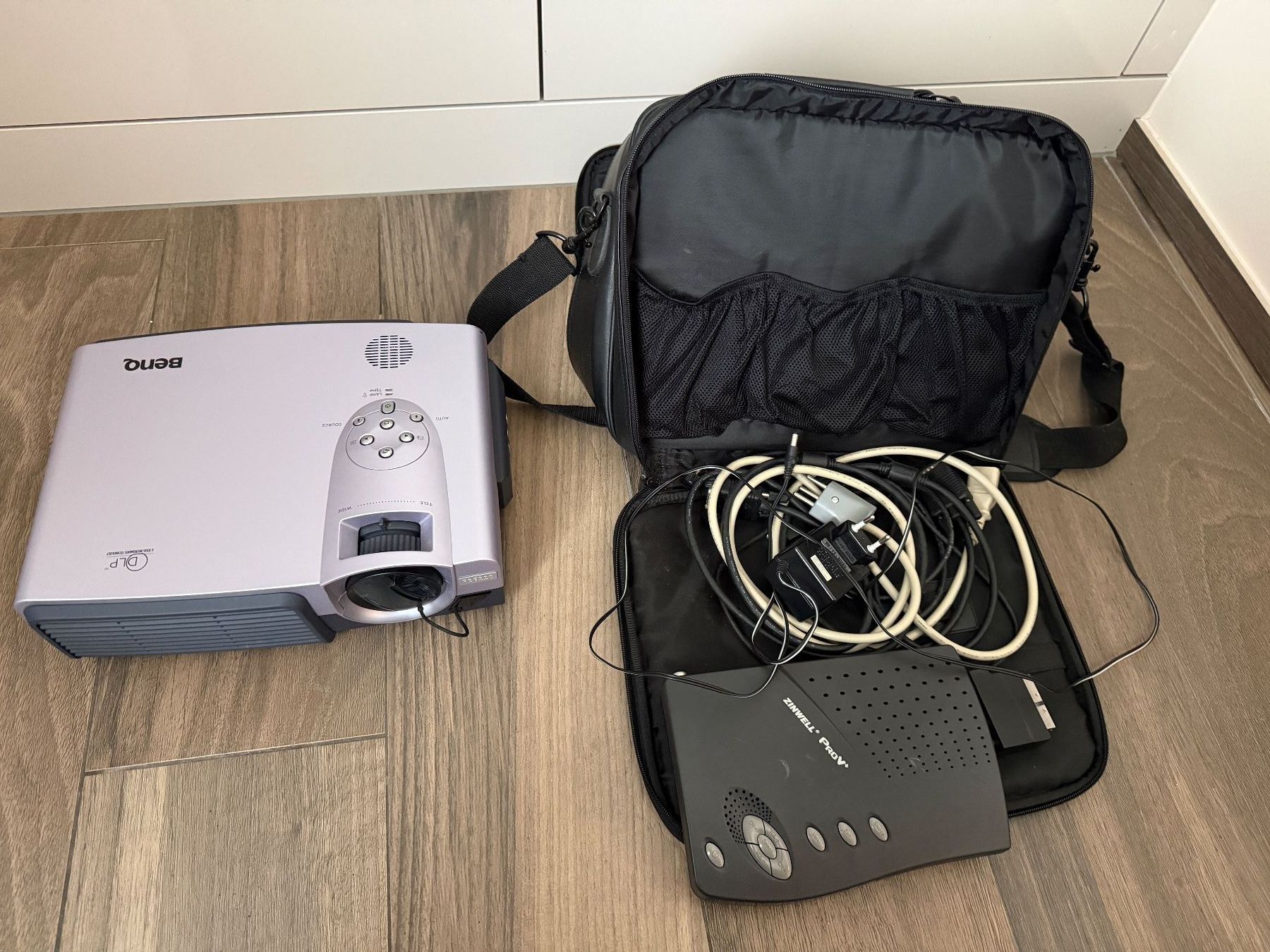 BenQ Proiettori: BENQ DP8220 + ZINWELL PRO V+ TV – Usato da Horgen venduto da Auction-Kings 1