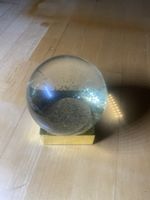 Elegante Glaskugel mit Goldglitter – Dekoobjekt auf goldenem