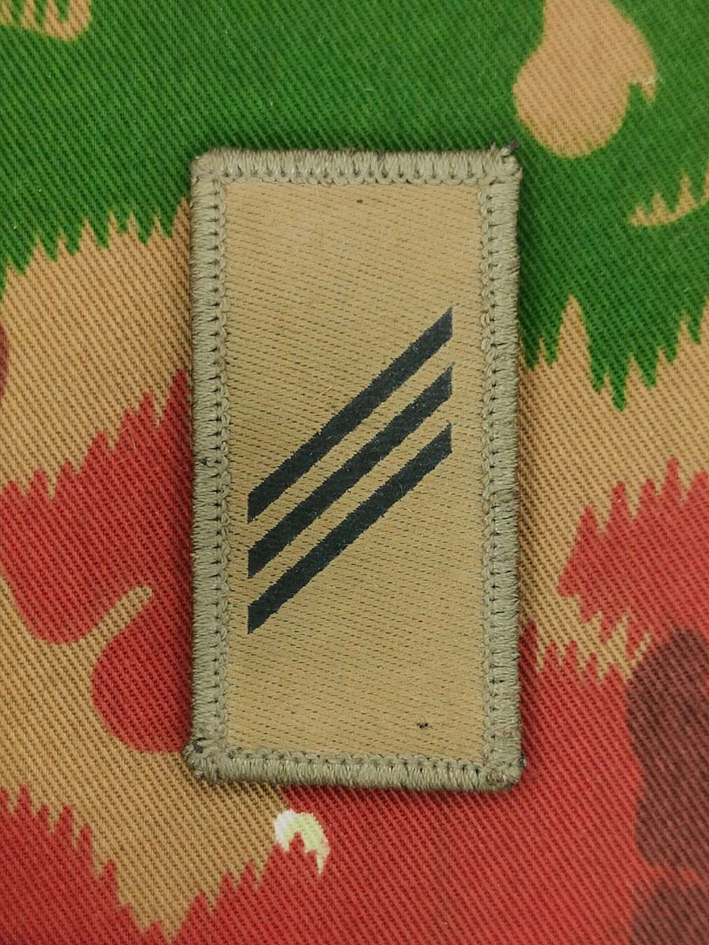 Schweizer Armee Placchette & Badge: Gradabzeichen Obergefreiter, Variante 2 – Usato da Bauma venduto da SwissMilitaria