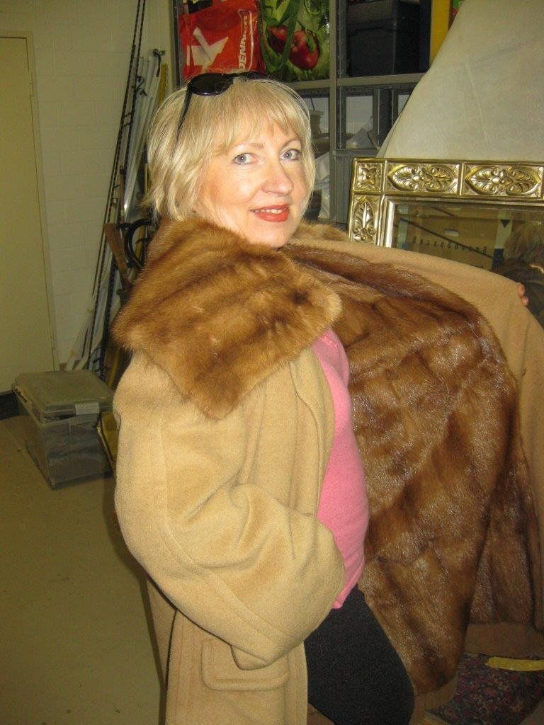 Cappotti: Kamelhaarmantel beige, weit, lang. Wildnerzfutter/-kragen – Usato da Zürich venduto da Florence2012 2