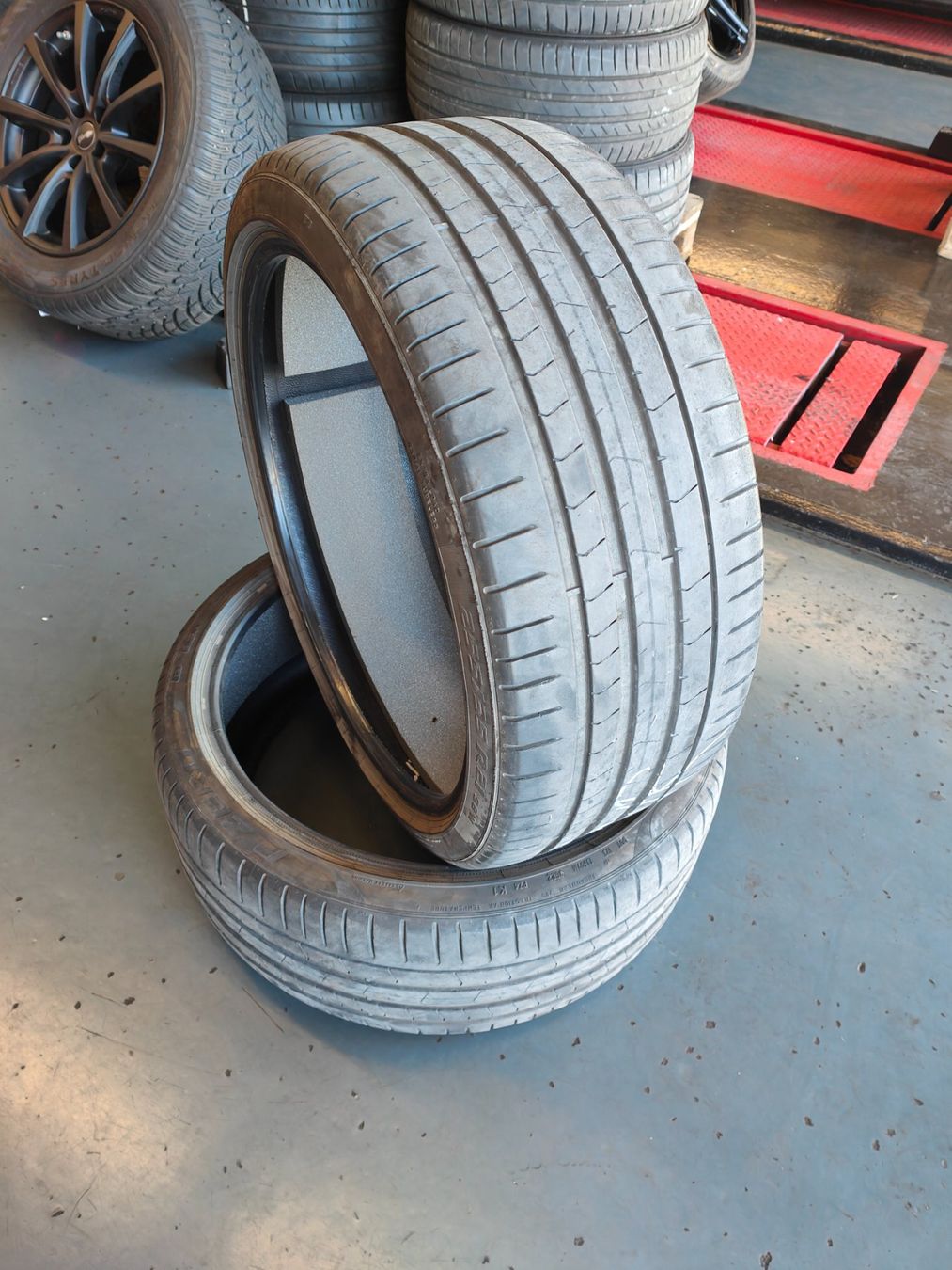Pirelli Pneus & Kompletträder: Sommerreifen 255/35 R21 – Gebraucht aus Oberengstringen von Reifen-Lagerverkauf