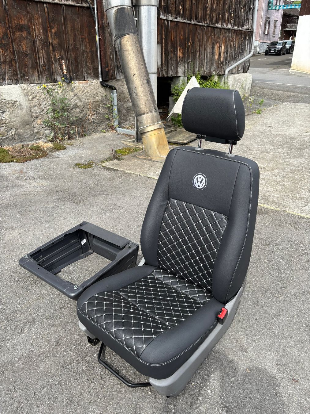 VW Tutti pezzi di ricambio auto: VW T5 neu bezogener Beifahrersitz mit Konsole – Usato da Gams venduto da mir_n5kk 2