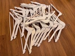 Konvolut 30x Kleiderbügel weiss Holz