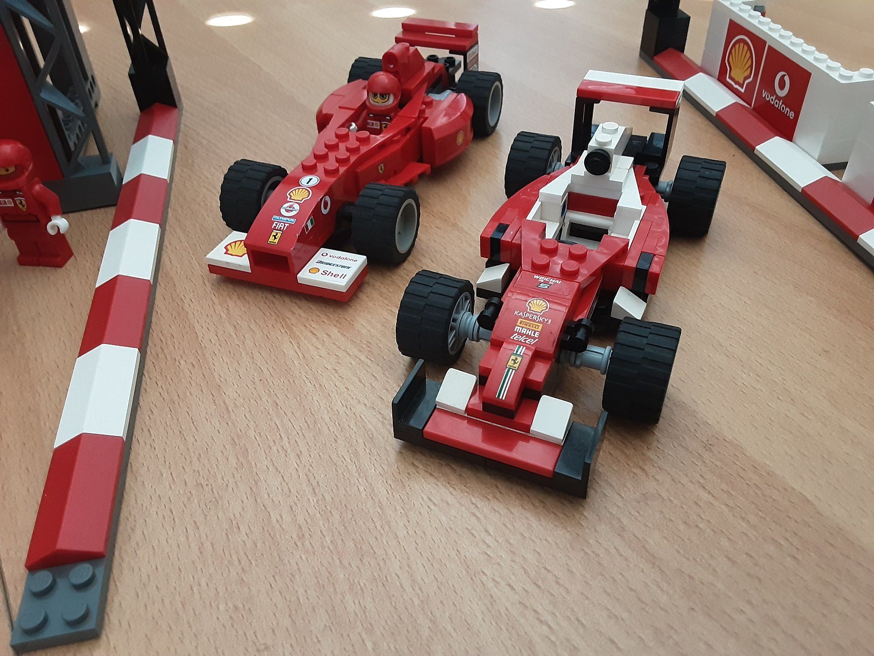 Lego Giocattoli: Lego Ferrari Sets mit vielen Figuren – Usato da Bülach venduto da Blind-Onyx 3