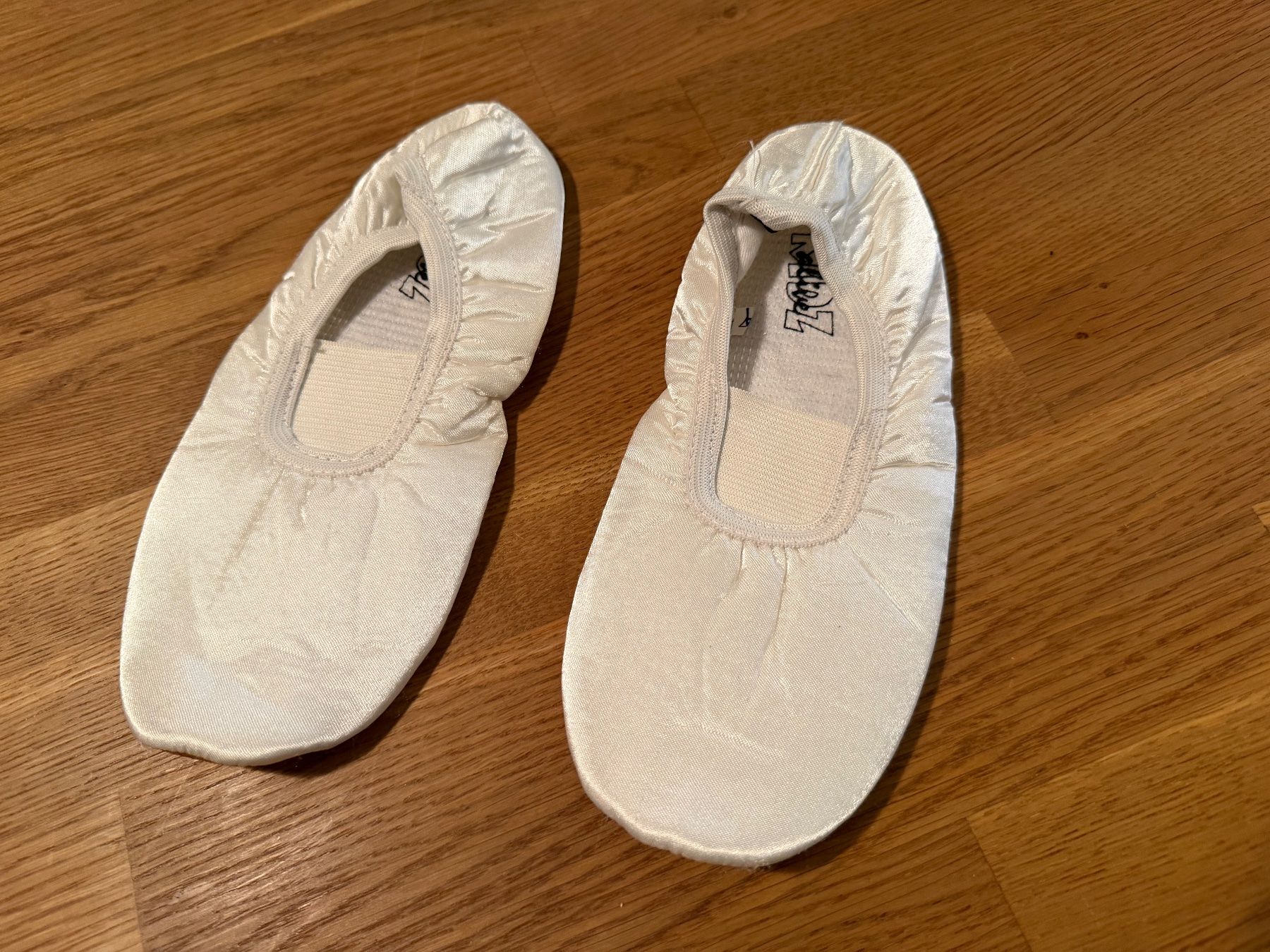Scarpe per ragazze: Neue Kidz Hausschuhe Grösse 33 – Nuovo e nell'imballaggio originale da Bettlach venduto da Tradenet100