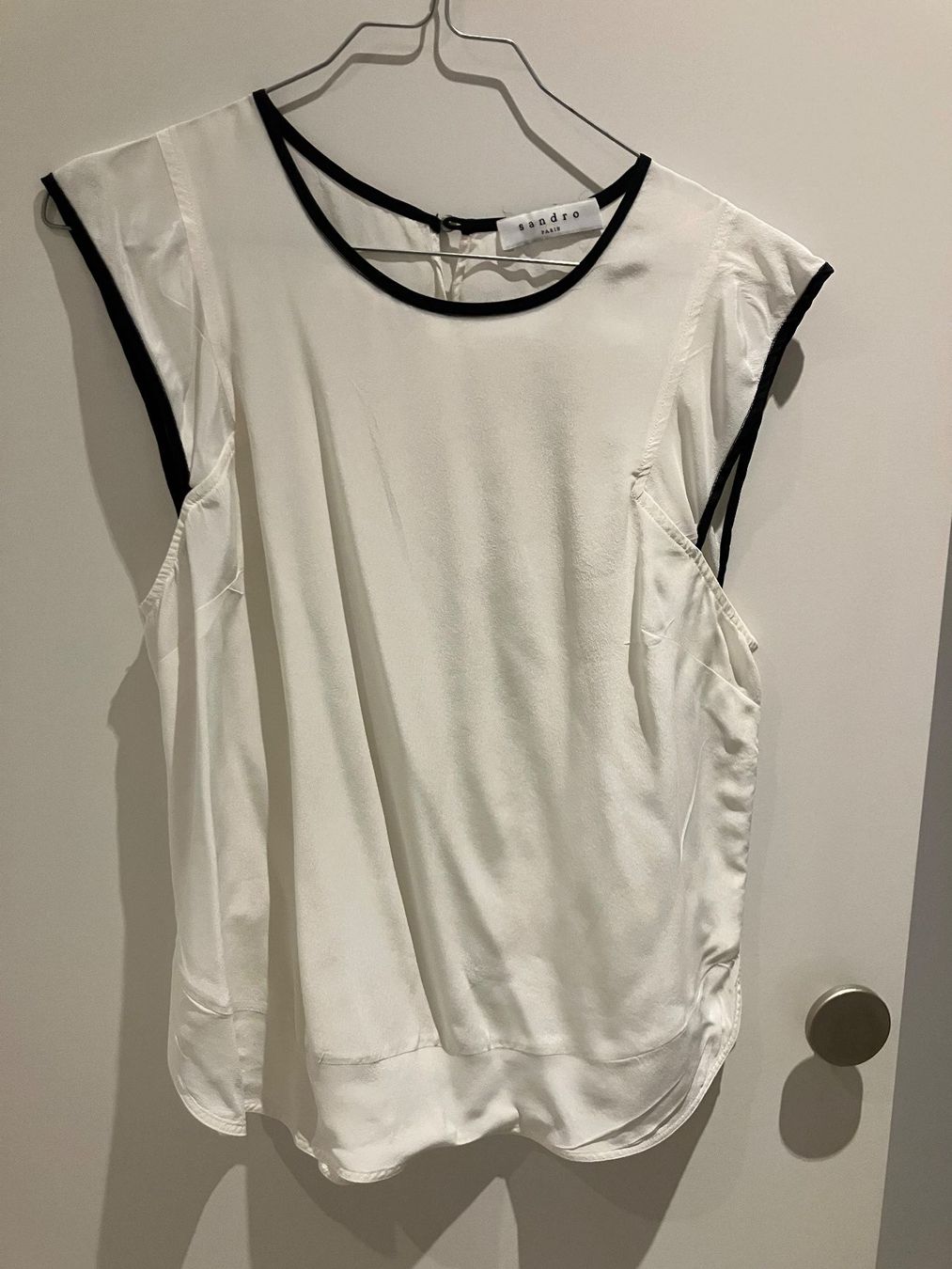 Sandro Top: Sandro - top en soie blanche – Usato da Vich venduto da SophieCo