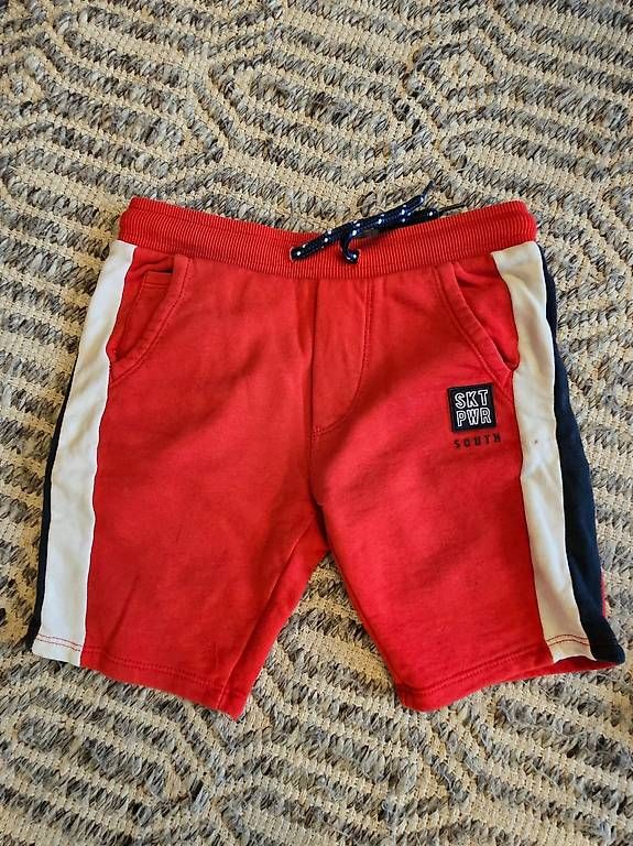 Lotti & Set di vestiti: Jungen Kleiderpaket, Grösse 110-116 – Usato da Nussbaumen AG venduto da Ralix 1