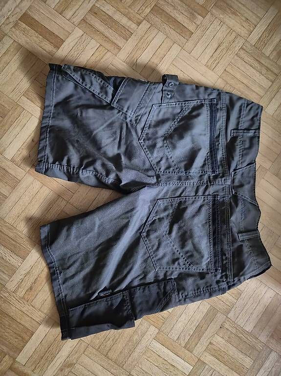 Pantaloni: Arbeitshose kurz Mascot Gr.44 – Usato da Wohlen AG venduto da ste_w55b