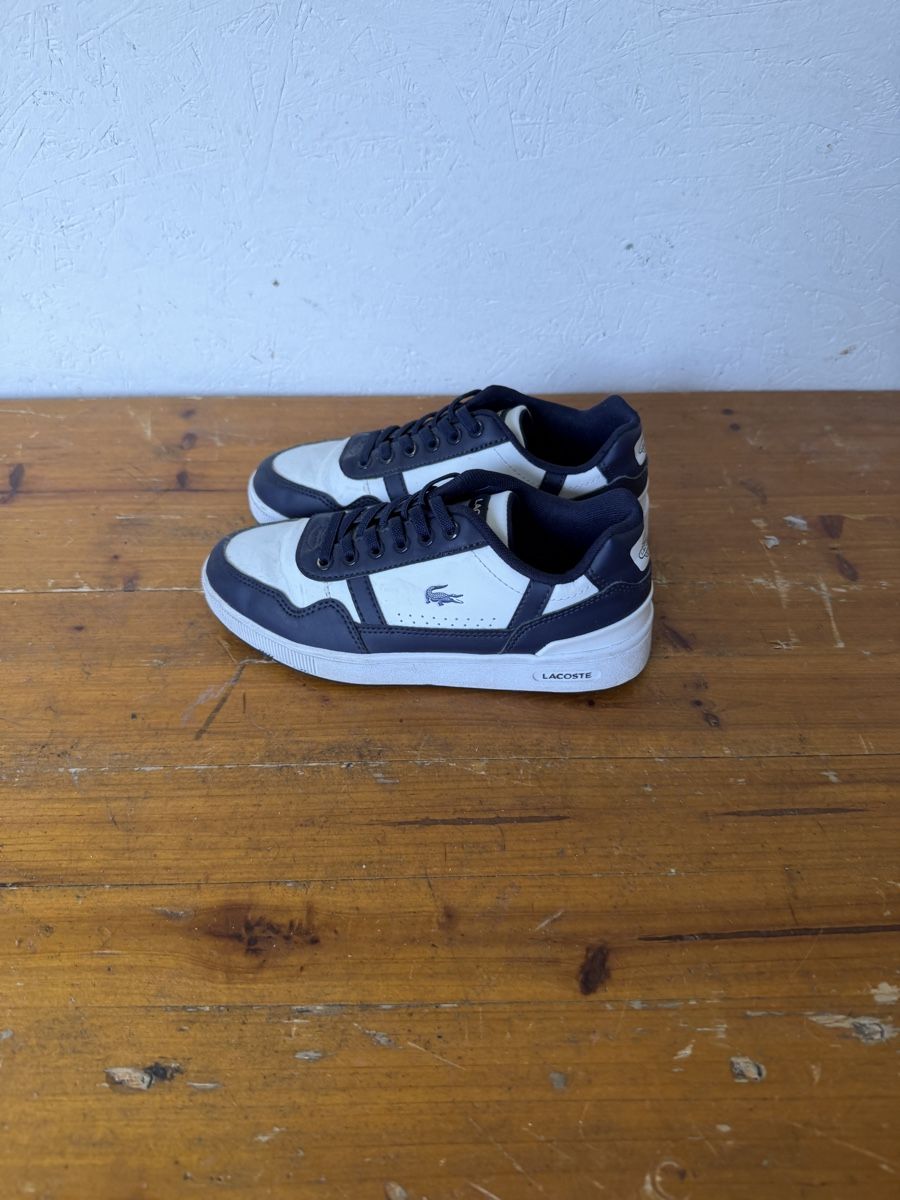 Lacoste Schuhe für Jungen: Lacoste Sneaker Gr. 34 Weiss/Blau – Gebraucht aus Gurmels von SwissShop21 2