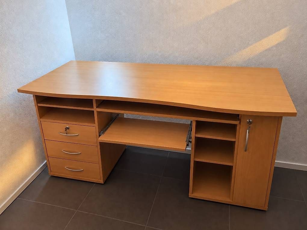 Schreibtische: Schreibtisch zu verschenken  – Gebraucht aus Hendschiken von gxv12 1