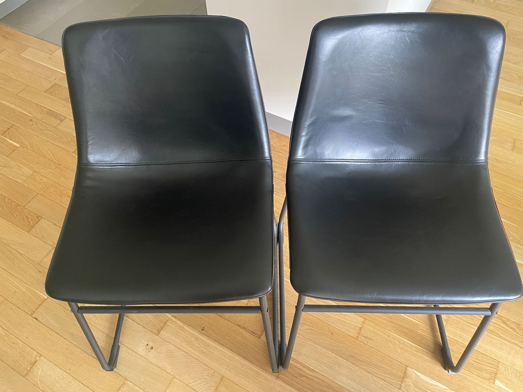 Stühle: Chaises Noirs – Gebraucht aus Sierre von e_vrn