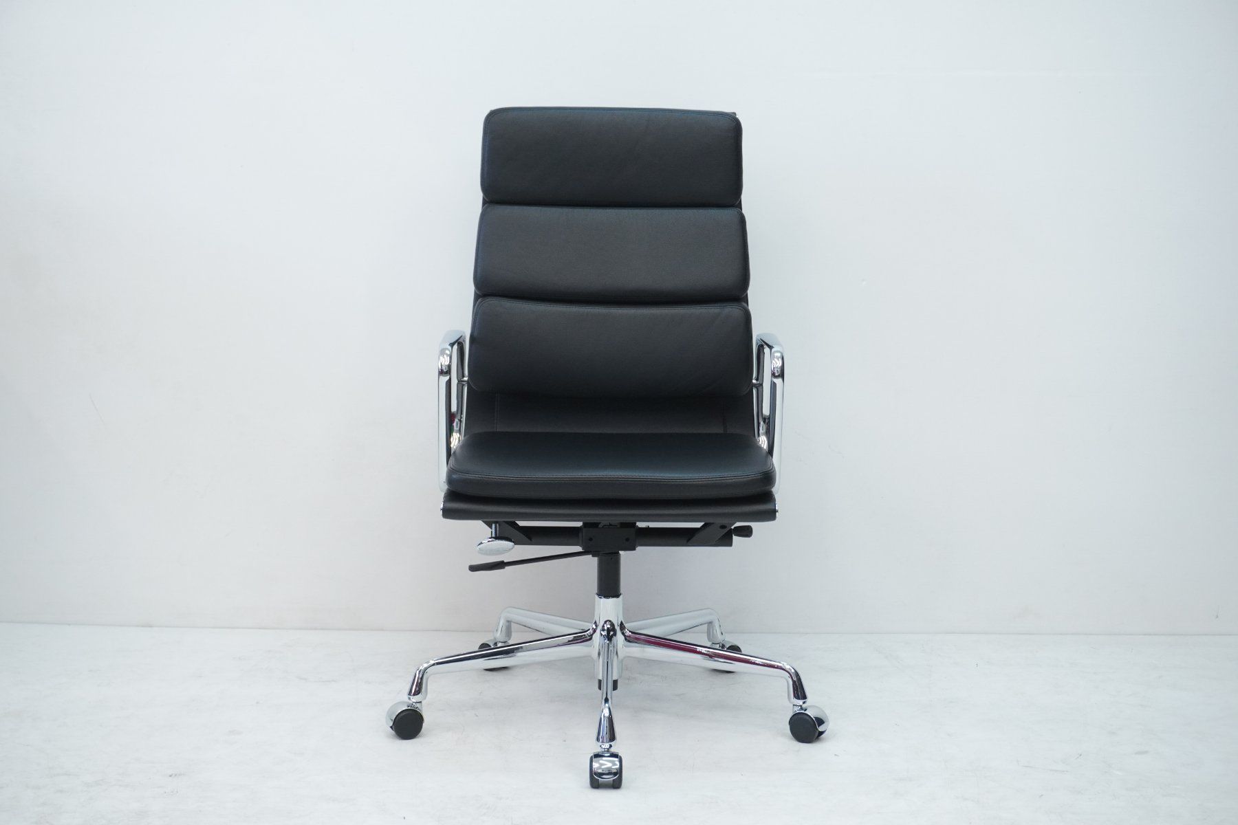 Vitra Sedie: Designklassiker Vitra Eames Soft Pad EA219 Leder schwarz – Usato da Bad Zurzach venduto da QLASSIQ 1