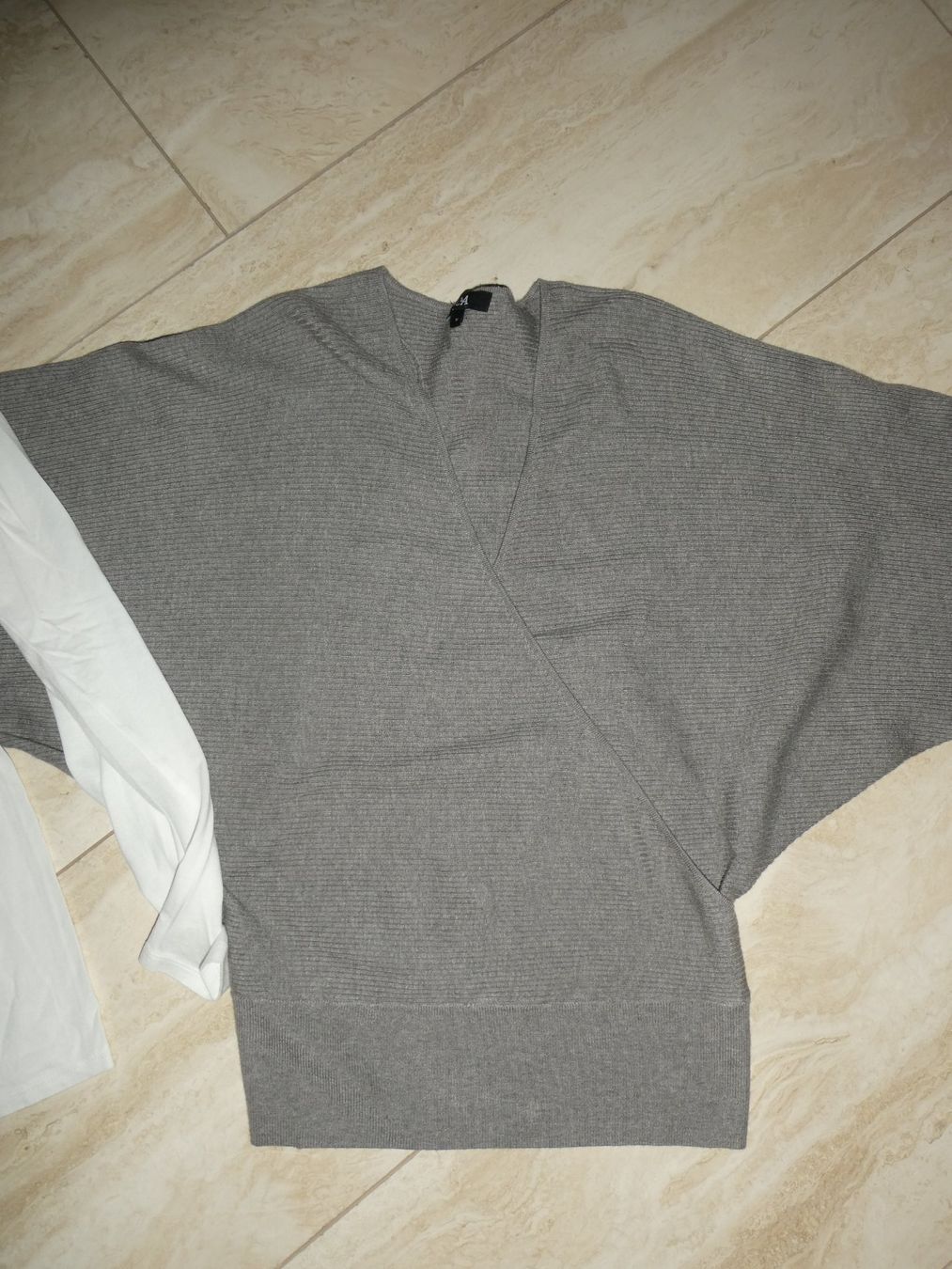 Lotti di vestiti: Weisses Shirt mit Stern & grauer Strickpullover – Usato da Mels venduto da KOSL 2