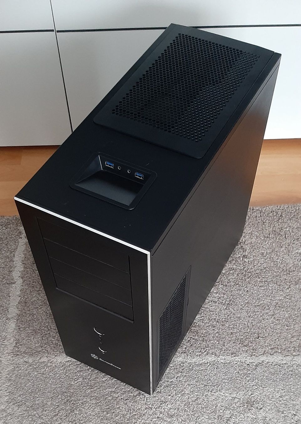 Custodie: SilverStone TJ04E Aluminium frontblende, Stahlgehäuse – Usato da Magden venduto da Gold-Adler