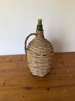 Alte Schnapsflasche im Korb mit Korken – grüne Glasflasche 