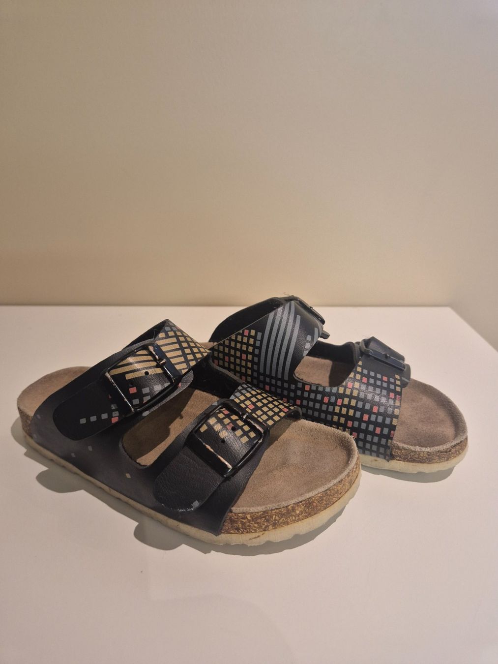 Scarpe per ragazzi: Slipper Go Easy schwarz mit Muster, Gr. 30 – Usato da Dietikon venduto da grafad 2