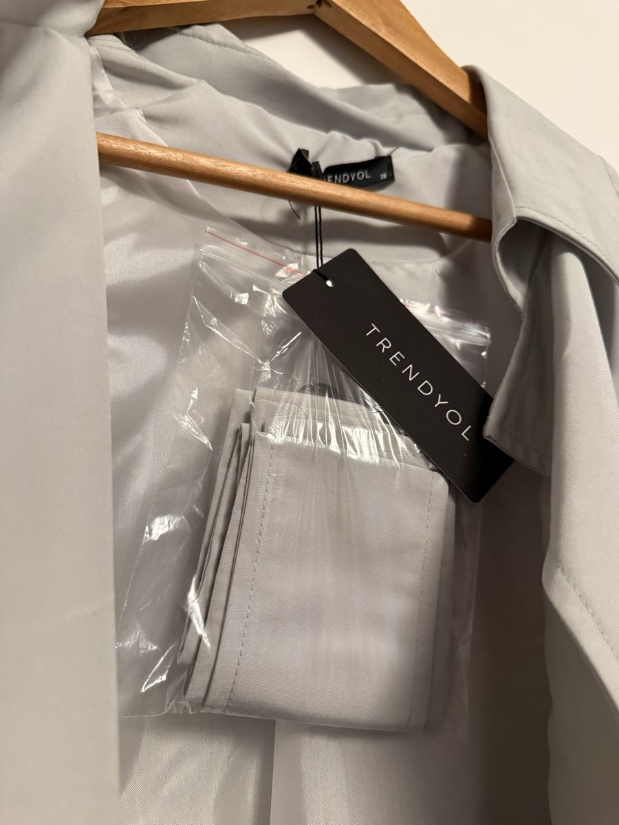 Cappotti: Grauer Trenchcoat – Nuovo (secondo la descrizione) da Gossau SG venduto da laura_dema 2