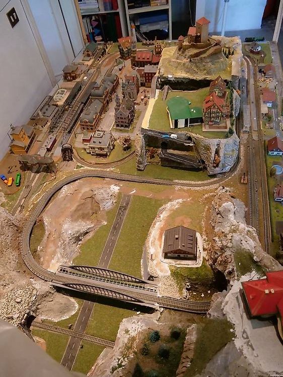 Plastico ferroviario in scala N completo di treni e case