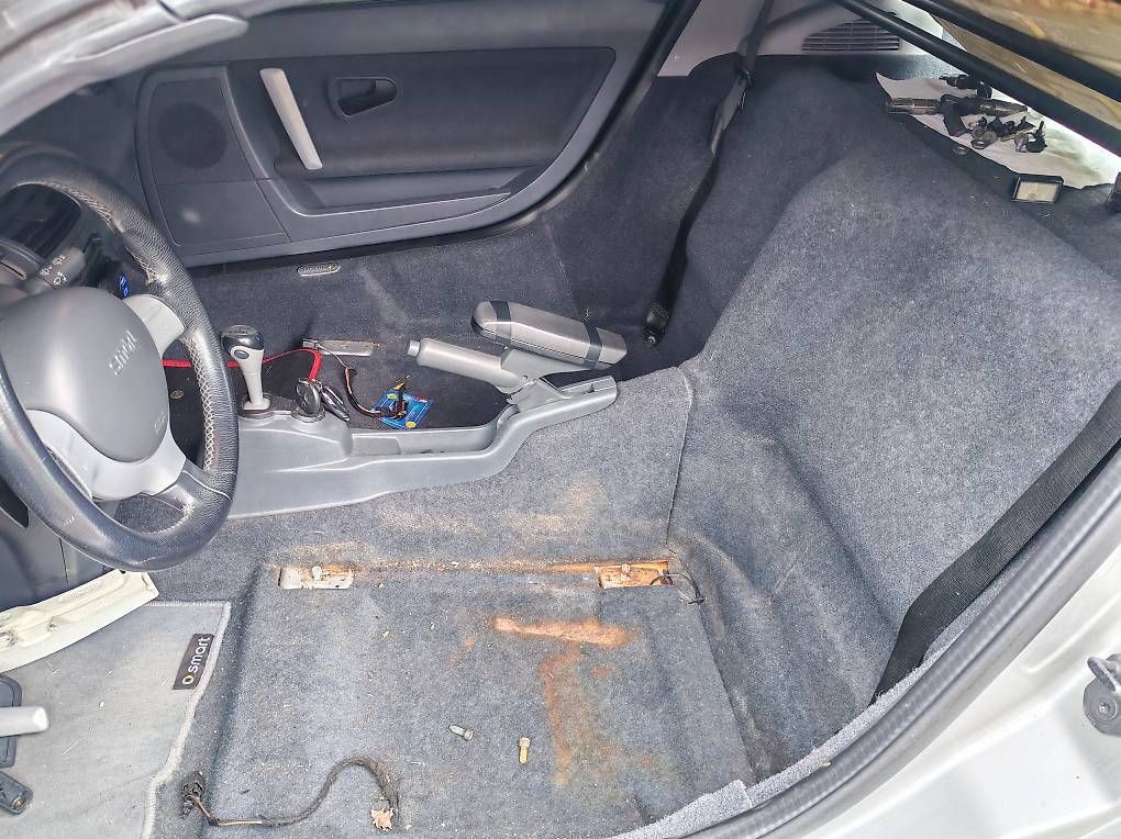 Smart Tutti pezzi di ricambio auto: Smart roadster coupe moquette – Usato da Cadenazzo venduto da Mulinacu 3