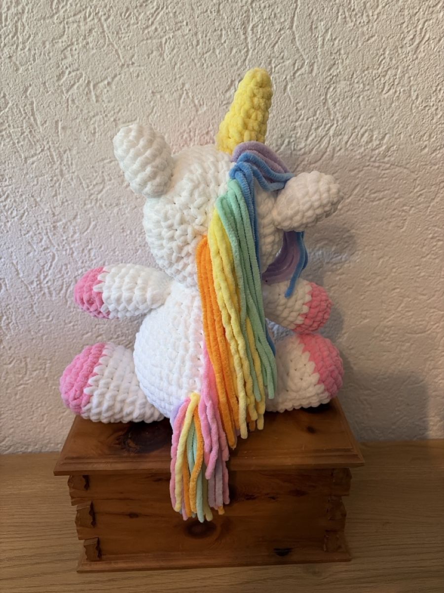 Giocattoli: Selbstgehäkeltes Einhorn aus Chenille- Wolle – Nuovo e nell'imballaggio originale da Lützelflüh-Goldb venduto da Caprari 2