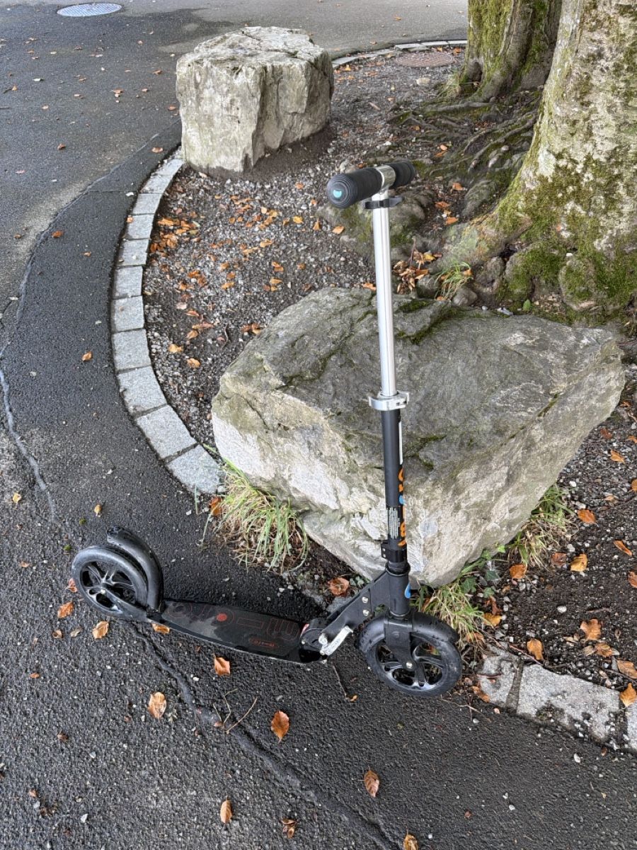Micro Kickboard: Tretroller Micro Black good condition foldable aluminium – D'occasion à Hergiswil NW par Gre_q6bq