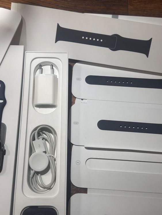 Apple Watch Series 5 (GPS, 44 mm) - inkl. 2 Armbänder (Gebraucht) in ...