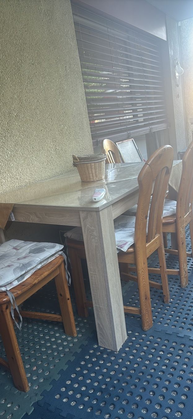 Tische: Table avec chaises à vendre – Gebraucht aus Granges-Paccot von Zhika.N