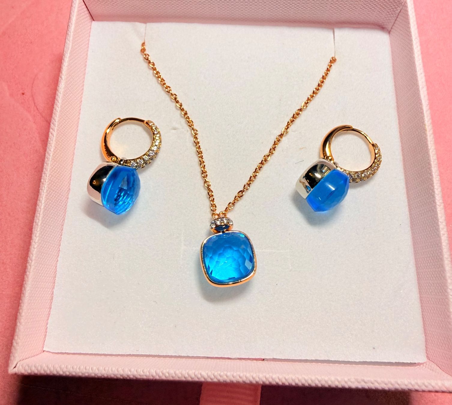 Altri gioielli: Joli ensemble collier et boucles d'oreilles Bleus – Nuovo e nell'imballaggio originale da St-Maurice venduto da Sandrinette123