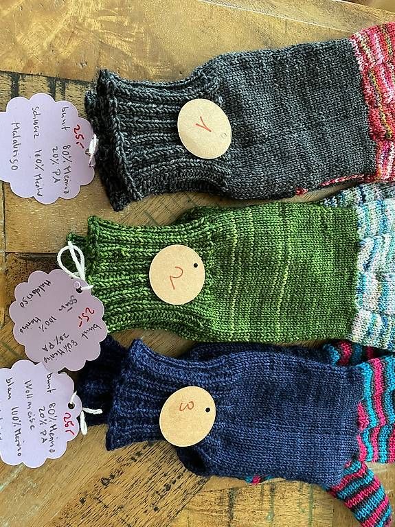 Guanti & manicotti: Fingerhandschuhe handgestrickt Merino  – Nuovo e nell'imballaggio originale da Liestal venduto da Strigg-Grossmami 5