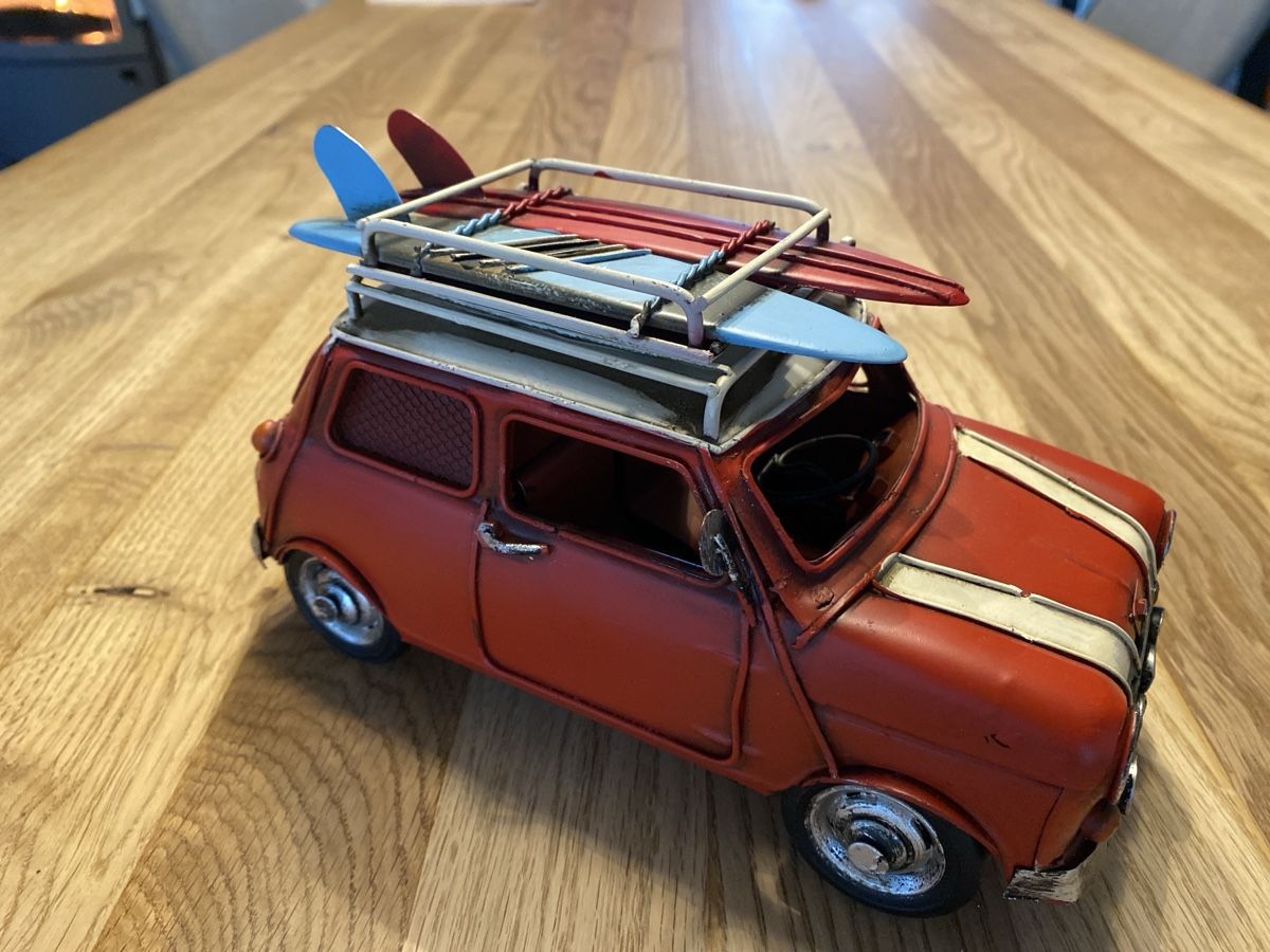 Modellini d'auto: Mini Cooper Oldtimer Deko Auto mit Surfbrett, Top! – Usato da Kaltenbach venduto da gilgli