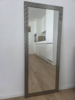 Wandspiegel mit dekorativem Metallrahmen