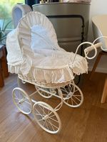 Weisser Puppenwagen im nostalgischen Stil mit Spitze