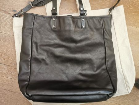 Schwarze Tragetasche aus echtem Leder mit großem Fassungsver