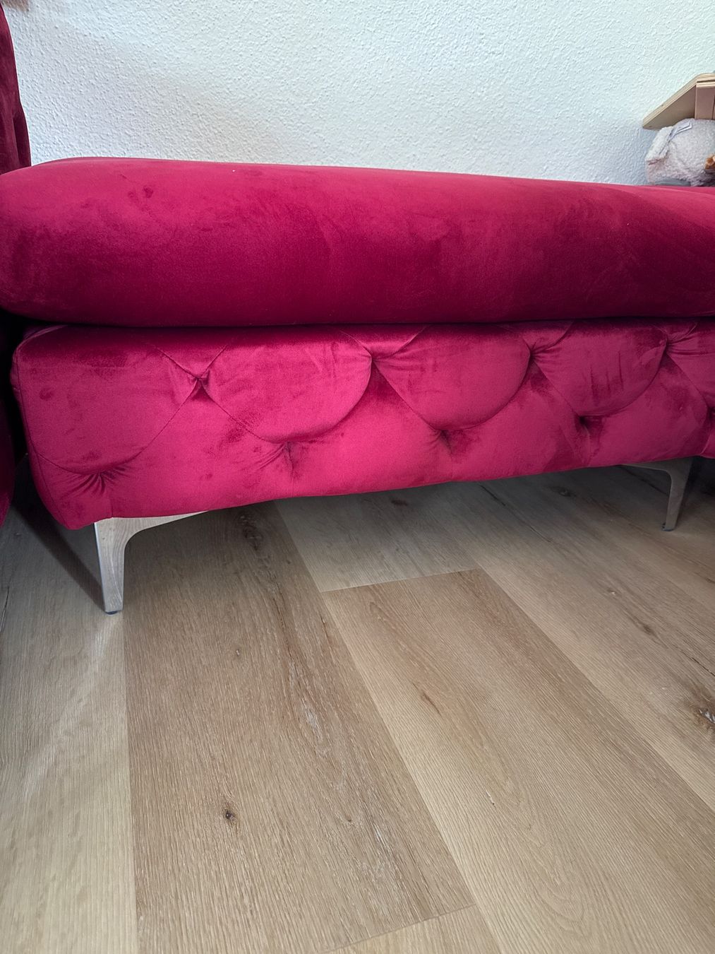 Chesterfield Sofas: Chesterfield sofa velvet Cherry red – Gebraucht aus Zollikon von Marsat25 5