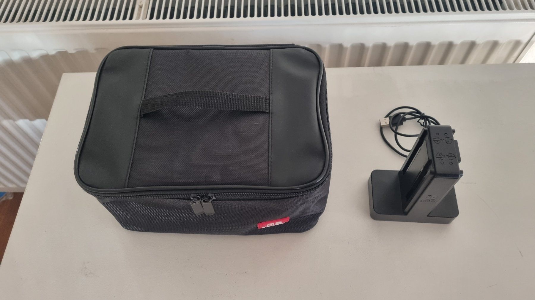 Nintendo Adapter & Kabel: Nintendo Switch Zubehöre Joy-Con Ladestation + Tasche – Gebraucht aus Birsfelden von val_d9c2 1