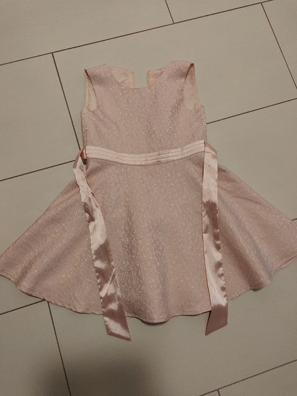 Zalando Vestiti & Gonne: Kleid festlich Mädchen 110/116 – Nuovo (secondo la descrizione) da Richterswil venduto da Palmer2012
