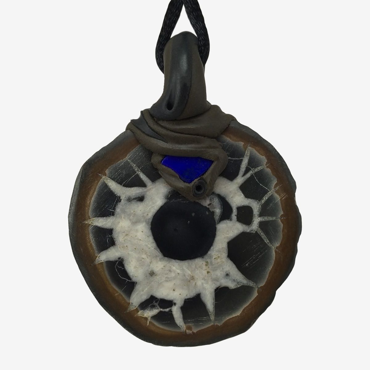 Minerali & Pietre curative: Septarie Stein Anhänger mit eingefasstem Lapislazuli – Nuovo e nell'imballaggio originale da Meilen venduto da Kaleidoskopia