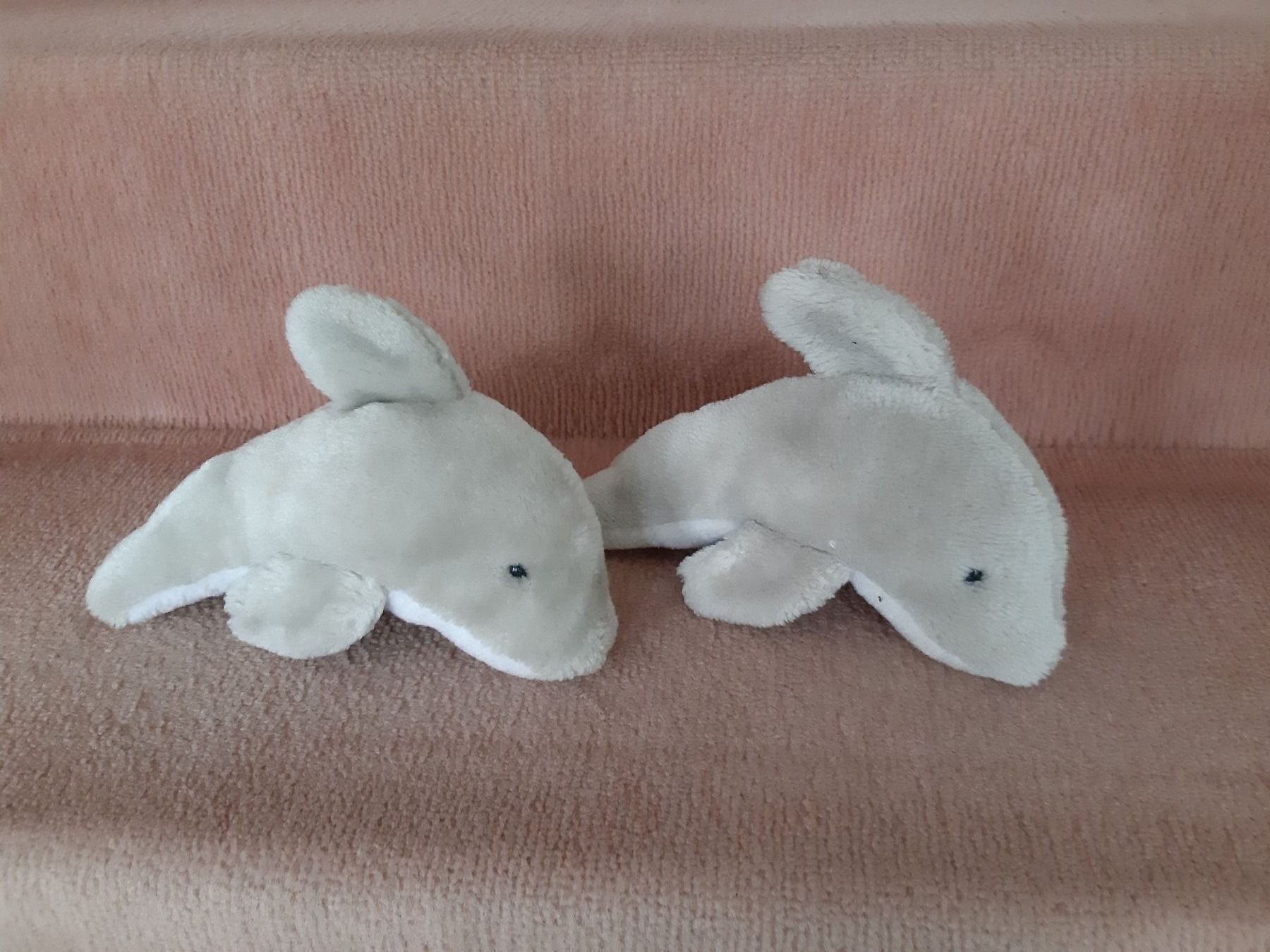 Jouets: 2 Plüsch Delfine – D'occasion à Schmitten FR par ReniStern